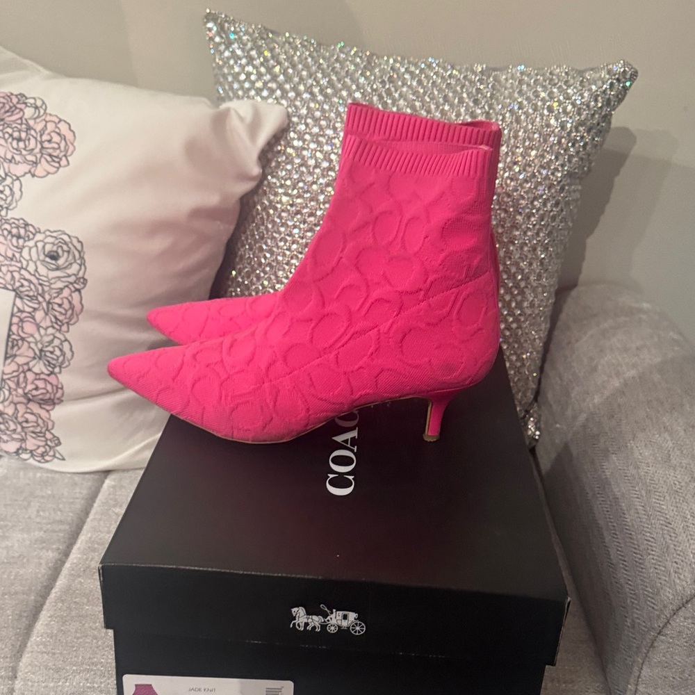Stylish Pink Women's Ankle Boots - Picture 2 of 4